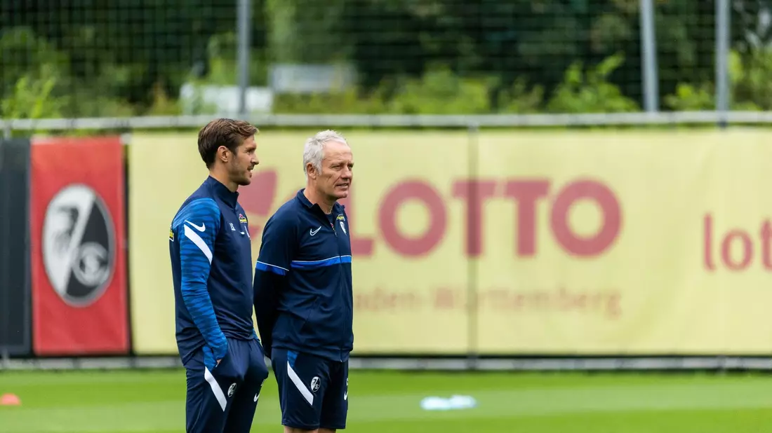 Julian Schuster (l) wird ab Sommer Nachfolger von Freiburgs Cheftrainer Christian Streich. - Bild: Philipp von Ditfurth/dpa
