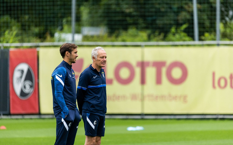 Julian Schuster (l) wird ab Sommer Nachfolger von Freiburgs Cheftrainer Christian Streich. - Foto: Philipp von Ditfurth/dpa