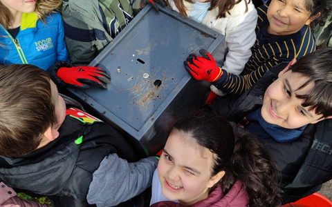 POL-D: Dreck-weg-Tag 2024 - Frau Faßbender, Frau Martin und ihre kleinen Detektive - Grundschüler finden Tresor - Einbruchskommissariat nimmt Ermittlungen auf - Foto: presseportal.de