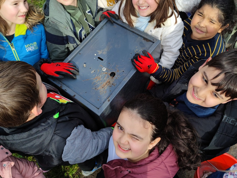POL-D: Dreck-weg-Tag 2024 - Frau Faßbender, Frau Martin und ihre kleinen Detektive - Grundschüler finden Tresor - Einbruchskommissariat nimmt Ermittlungen auf - Foto: presseportal.de