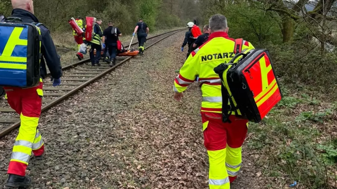 FW-EN: Spaziergängerin stürzt 30 Meter einen Abhang herunter - Aufwändiger Rettungseinsatz für die Feuerwehr Hattingen - Bild: presseportal.de