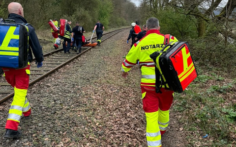 FW-EN: Spaziergängerin stürzt 30 Meter einen Abhang herunter - Aufwändiger Rettungseinsatz für die Feuerwehr Hattingen - Foto: presseportal.de
