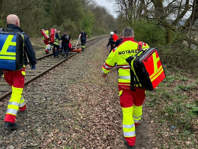 FW-EN: Spaziergängerin stürzt 30 Meter einen Abhang herunter - Aufwändiger Rettungseinsatz für die Feuerwehr Hattingen - Foto: presseportal.de