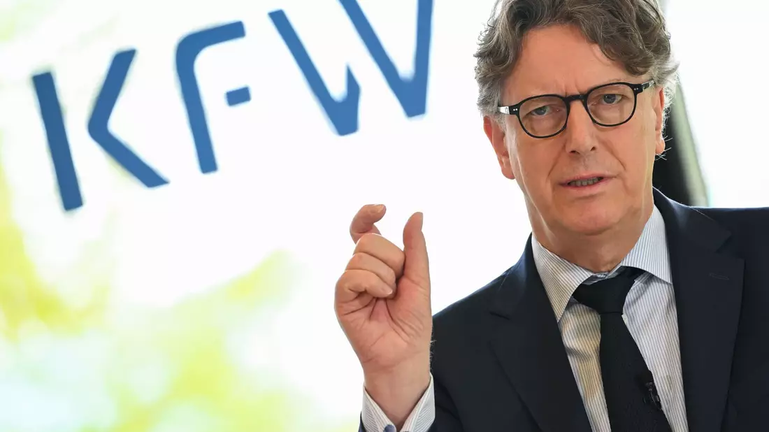 Stefan Wintels, Vorstandsvorsitzender der KfW Bankengruppe, stellt die Bilanz für 2023 vor. - Bild: Arne Dedert/dpa