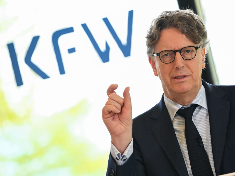 Stefan Wintels, Vorstandsvorsitzender der KfW Bankengruppe, stellt die Bilanz für 2023 vor. - Foto: Arne Dedert/dpa