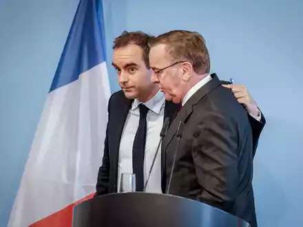 Bundesverteidigungsminister Boris Pistorius (r, SPD) und sein französischer Kollege Sébastien Lecornu haben eine Einigung erzielt. - Foto: Kay Nietfeld/dpa