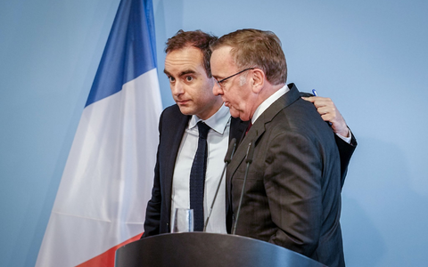 Bundesverteidigungsminister Boris Pistorius (r, SPD) und sein französischer Kollege Sébastien Lecornu haben eine Einigung erzielt. - Foto: Kay Nietfeld/dpa