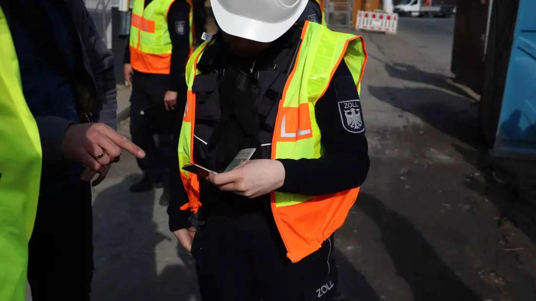HZA-MS: Zollkontrollen auf Großbaustellen im Münsterland offenbaren diverse Rechtsverstöße / Zoll Münster beteiligt sich an bundesweiter Schwerpunktprüfung gegen Schwarzarbeit - Bild: presseportal.de