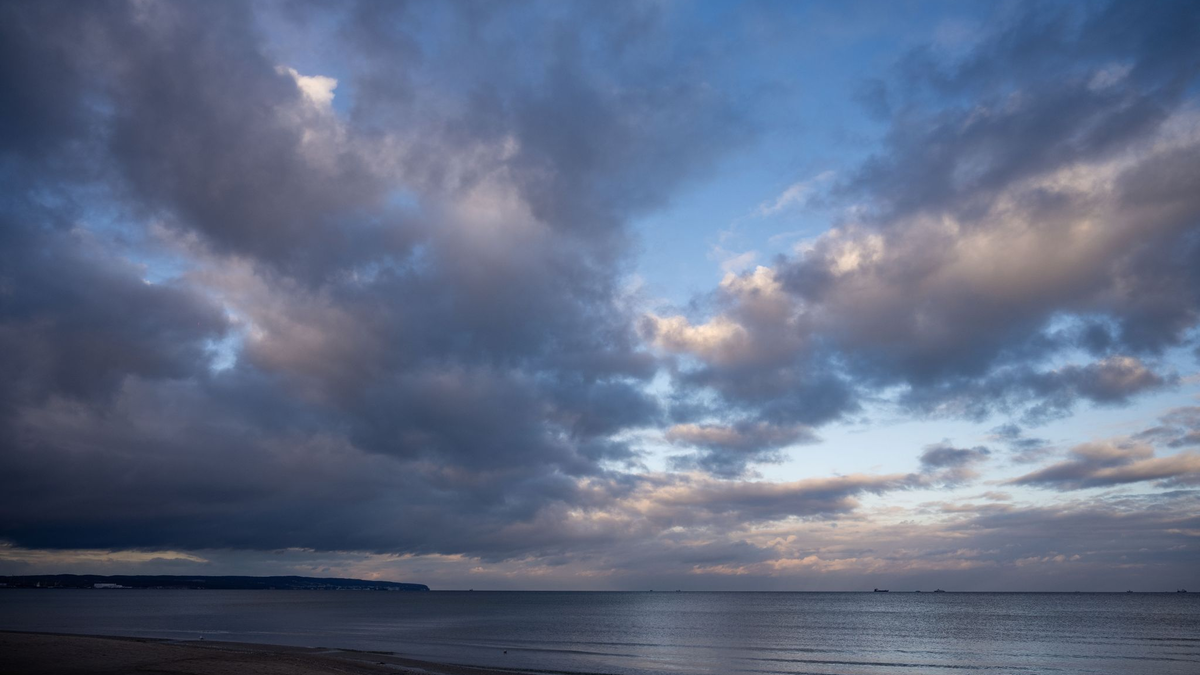 Das Wetter am Wochenende wird wechselhaft und kühl. - Foto: Stefan Sauer/dpa