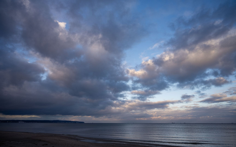 Das Wetter am Wochenende wird wechselhaft und kühl. - Foto: Stefan Sauer/dpa