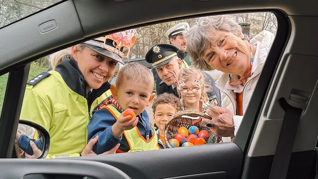 POL-HA: Ostereiaktion 2024 - Vorschulkinder belohnen Verkehrsteilnehmer für richtiges Verhalten - Bild: presseportal.de