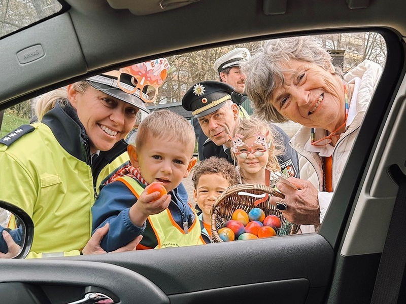 POL-HA: Ostereiaktion 2024 - Vorschulkinder belohnen Verkehrsteilnehmer für richtiges Verhalten - Foto: presseportal.de
