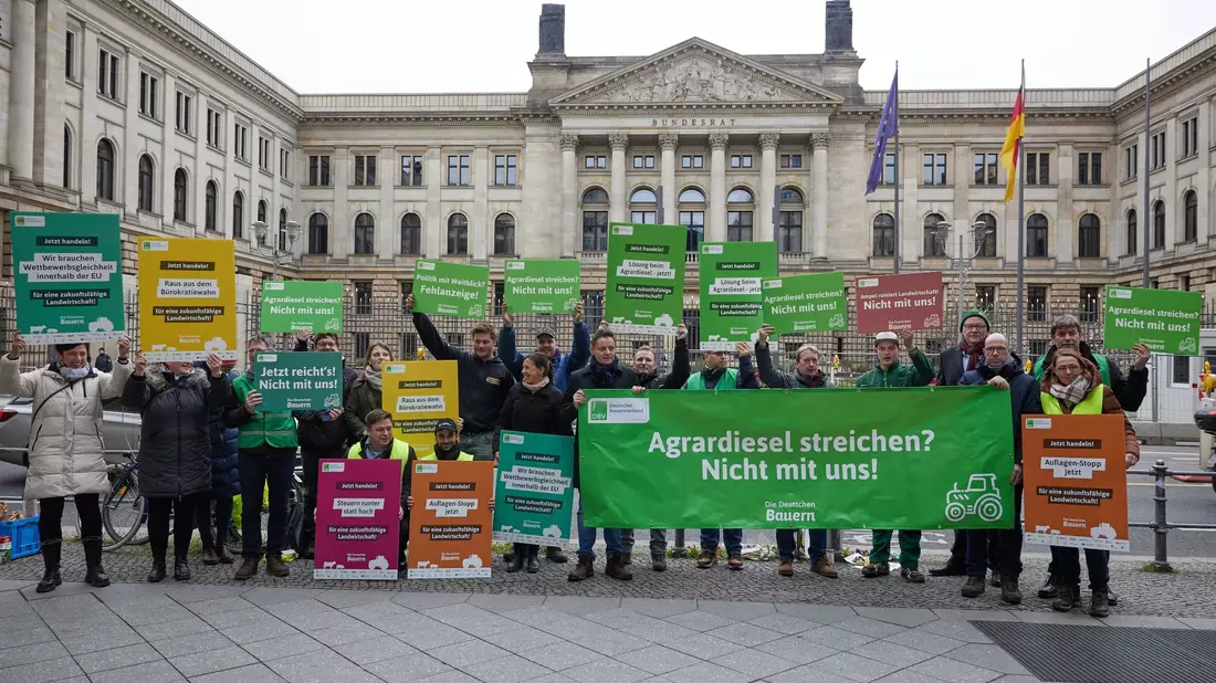 Menschen protestieren vor dem Bundesrat unter anderem gegen die Abschaffung der Agrardiesel-Subventionen. - Bild: Joerg Carstensen/dpa