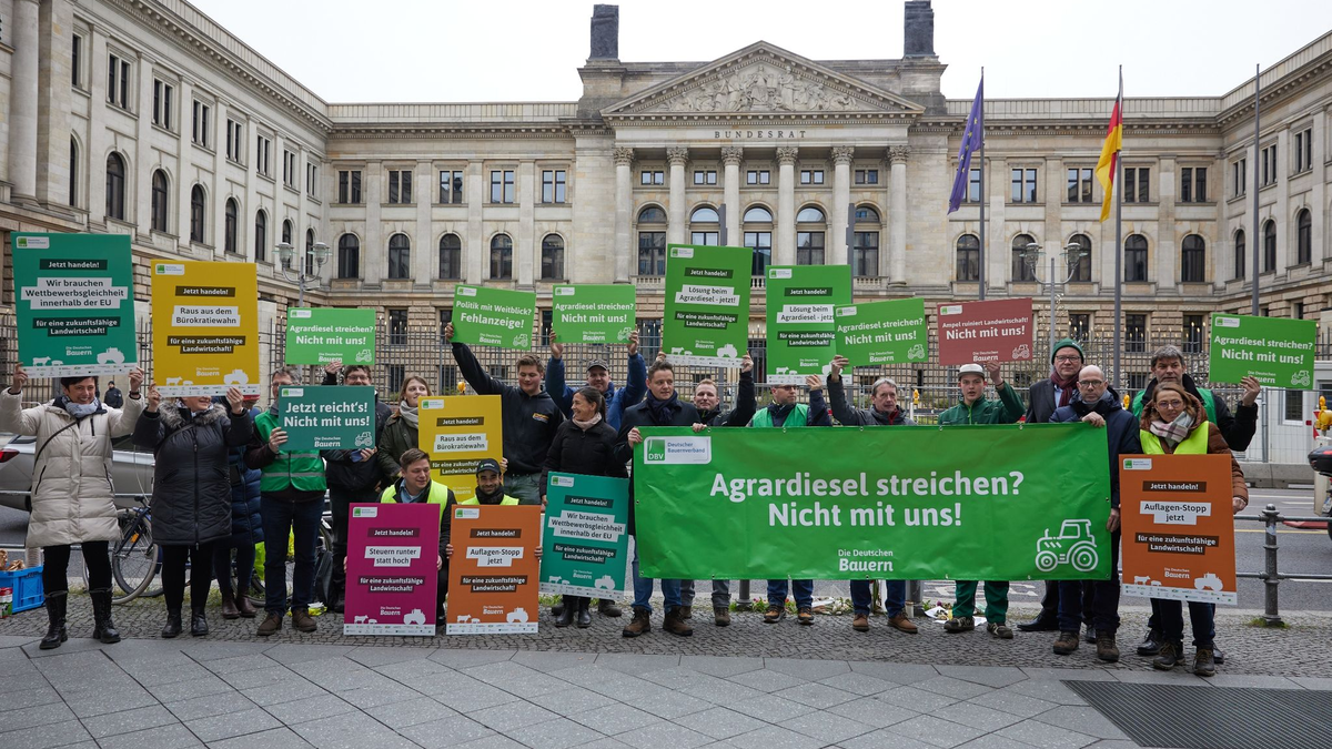 Menschen protestieren vor dem Bundesrat unter anderem gegen die Abschaffung der Agrardiesel-Subventionen. - Foto: Joerg Carstensen/dpa