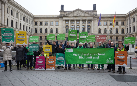 Menschen protestieren vor dem Bundesrat unter anderem gegen die Abschaffung der Agrardiesel-Subventionen. - Foto: Joerg Carstensen/dpa