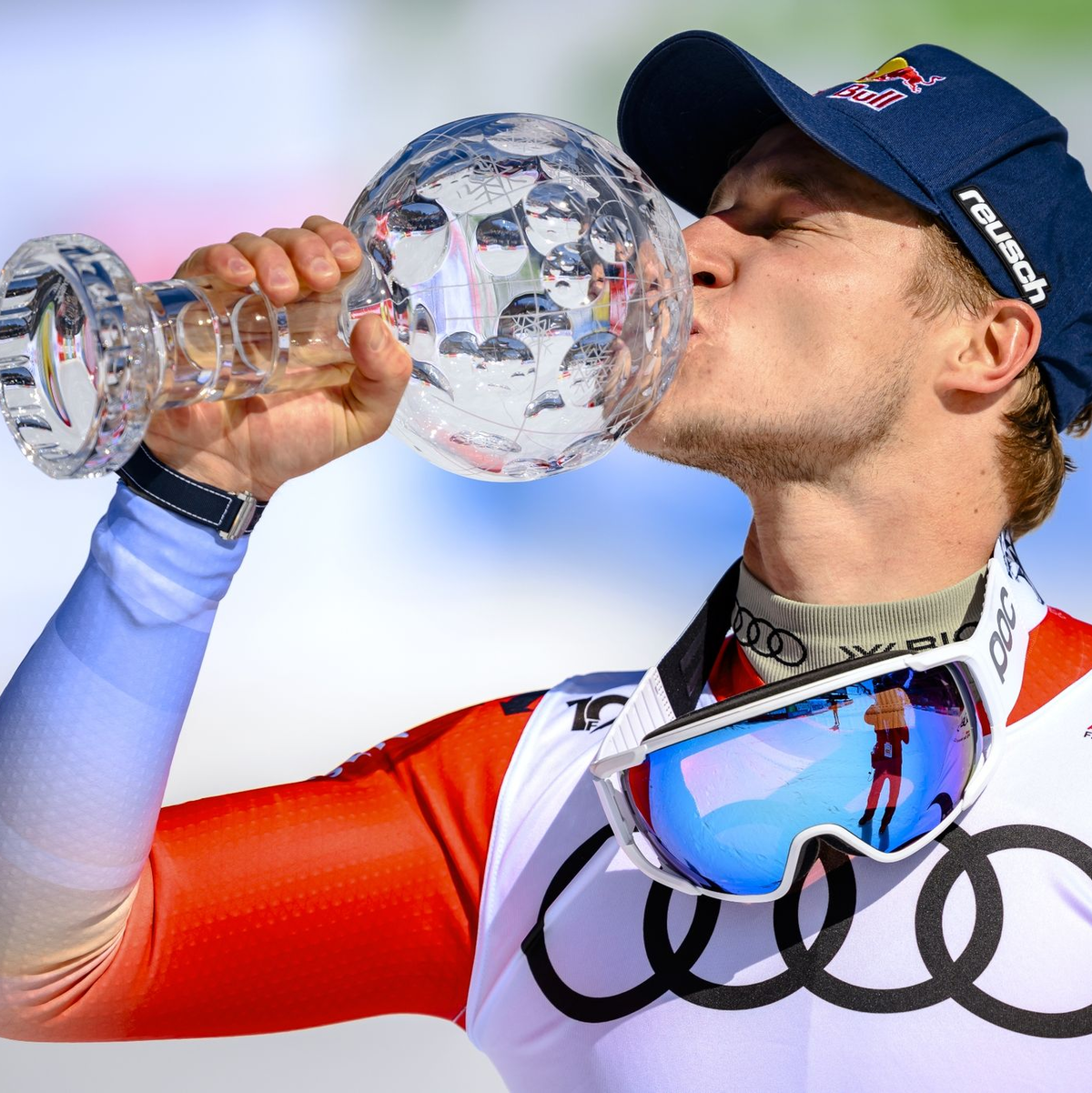 Marco Odermatt mit der kleinen Kristallkugel. - Foto: Gian Ehrenzeller/KEYSTONE/dpa