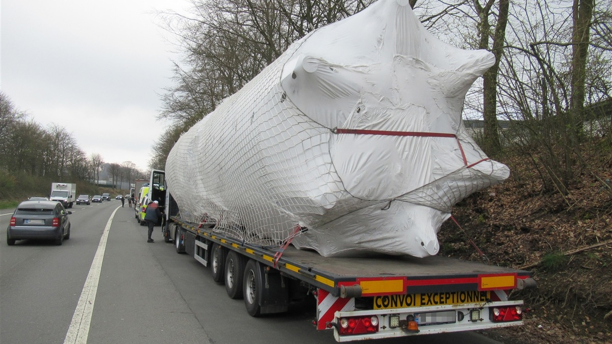 POL-MK: Schwer daneben: Kontrolle eines nicht genehmigten Schwertransports - Foto: presseportal.de