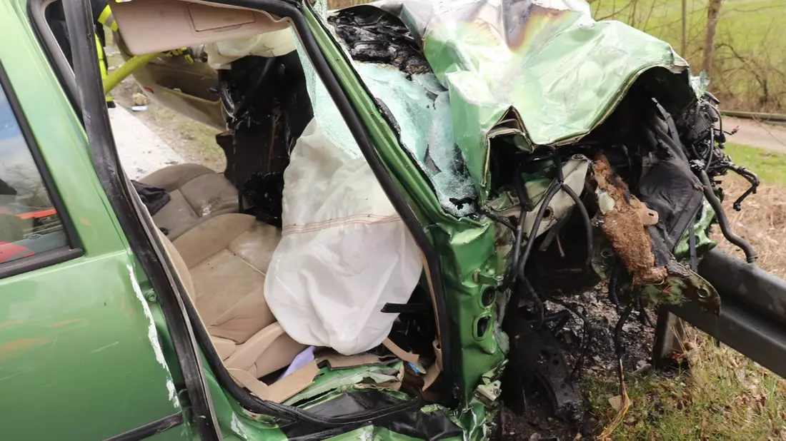 POL-HX: Tödlicher Verkehrsunfall auf der B252 bei Willebadessen - Polizei sucht Ersthelfer - Bild: presseportal.de