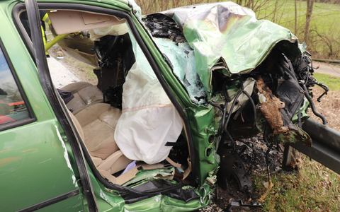 POL-HX: Tödlicher Verkehrsunfall auf der B252 bei Willebadessen - Polizei sucht Ersthelfer - Foto: presseportal.de