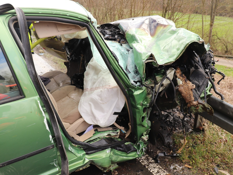 POL-HX: Tödlicher Verkehrsunfall auf der B252 bei Willebadessen - Polizei sucht Ersthelfer - Foto: presseportal.de