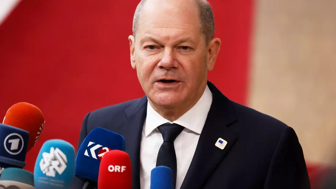 Bundeskanzler Olaf Scholz hat den Ausrüsterwechsel beim DFB nicht kommentiert. - Bild: Omar Havana/AP/dpa