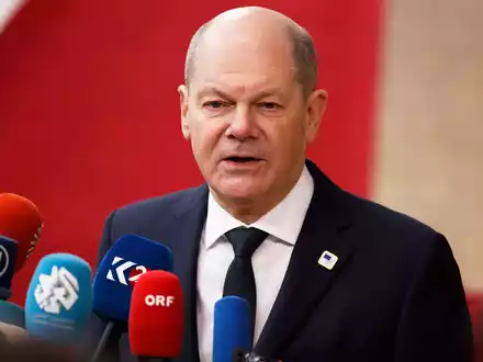 Bundeskanzler Olaf Scholz hat den Ausrüsterwechsel beim DFB nicht kommentiert. - Foto: Omar Havana/AP/dpa