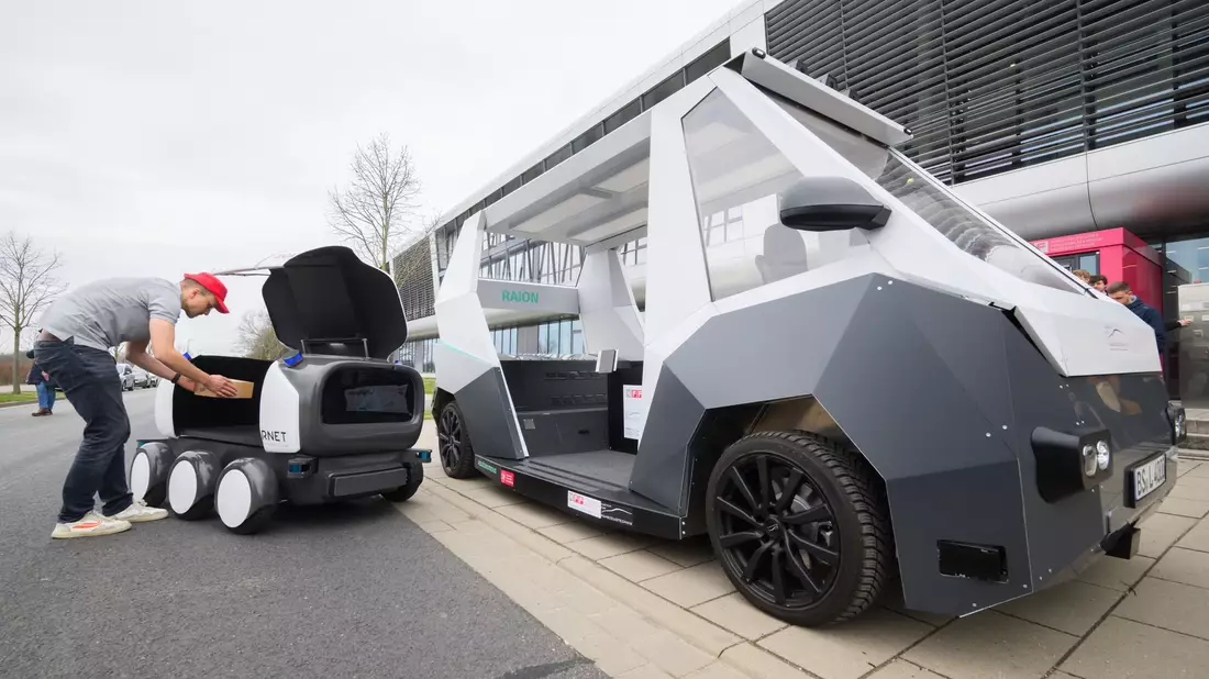 An der TU Braunschweig wurden Zustellroboter vorgestellt: Das größere Fahrzeug ist ein mobiles Logistikzentrum und das kleinere das Zustellfahrzeug. - Bild: Julian Stratenschulte/dpa