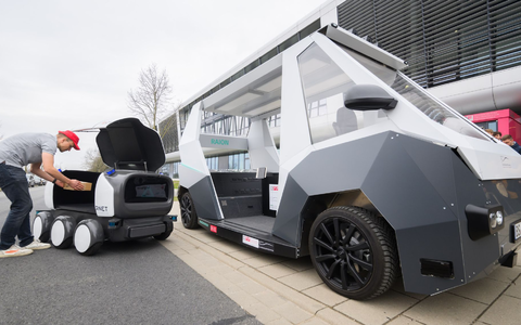 An der TU Braunschweig wurden Zustellroboter vorgestellt: Das größere Fahrzeug ist ein mobiles Logistikzentrum und das kleinere das Zustellfahrzeug. - Foto: Julian Stratenschulte/dpa An der TU Braunschweig wurden Zustellroboter vorgestellt: Das größere Fahrzeug ist ein mobiles Logistikzentrum und das kleinere das Zustellfahrzeug. - Foto: Julian Stratenschulte/dpa