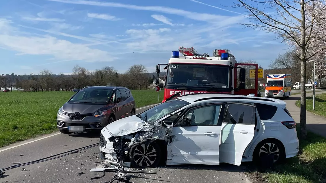 KFV Bodenseekreis: Verkehrsunfall: Feuerwehr befreit eingeklemmten Fahrer - Bild: presseportal.de