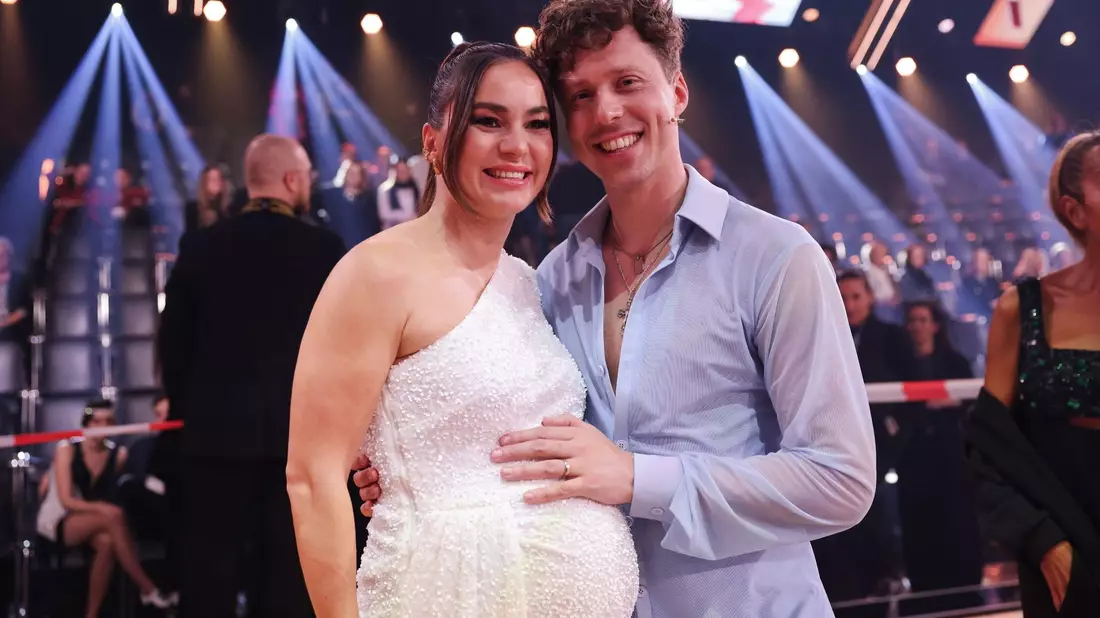 Die schwangere Profitänzerin Renata Lusin und ihr Mann Valentin Lusin Ende Februar in der RTL-Tanzshow „Let's Dance“. - Bild: Rolf Vennenbernd/dpa