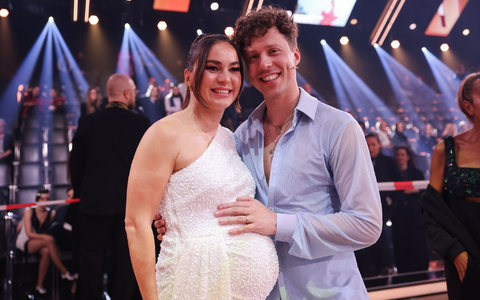 Die schwangere Profitänzerin Renata Lusin und ihr Mann Valentin Lusin Ende Februar in der RTL-Tanzshow „Let's Dance“. - Foto: Rolf Vennenbernd/dpa