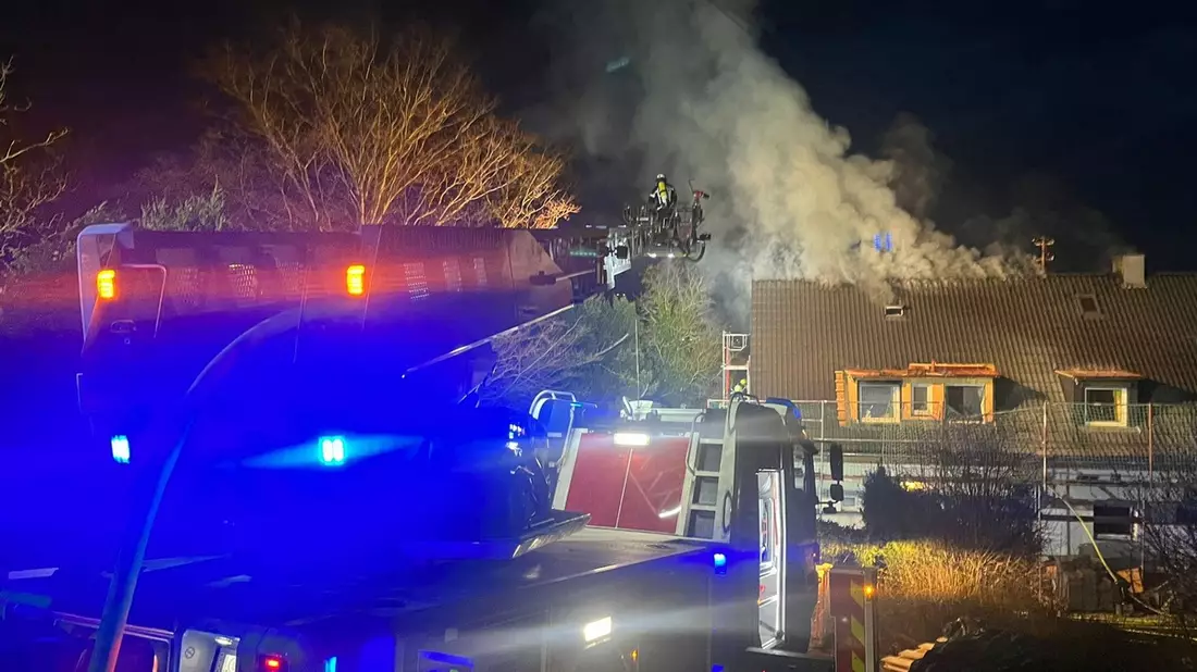 FW Pforzheim: Dachstuhlbrand, zwei Wohnungen unbewohnbar - Bild: presseportal.de