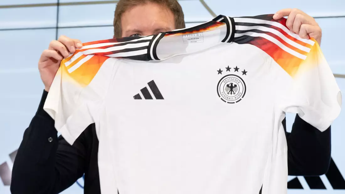 Bundestrainer Julian Nagelsmann und das neue DFB-Trikot von Adidas. - Bild: Boris Roessler/dpa