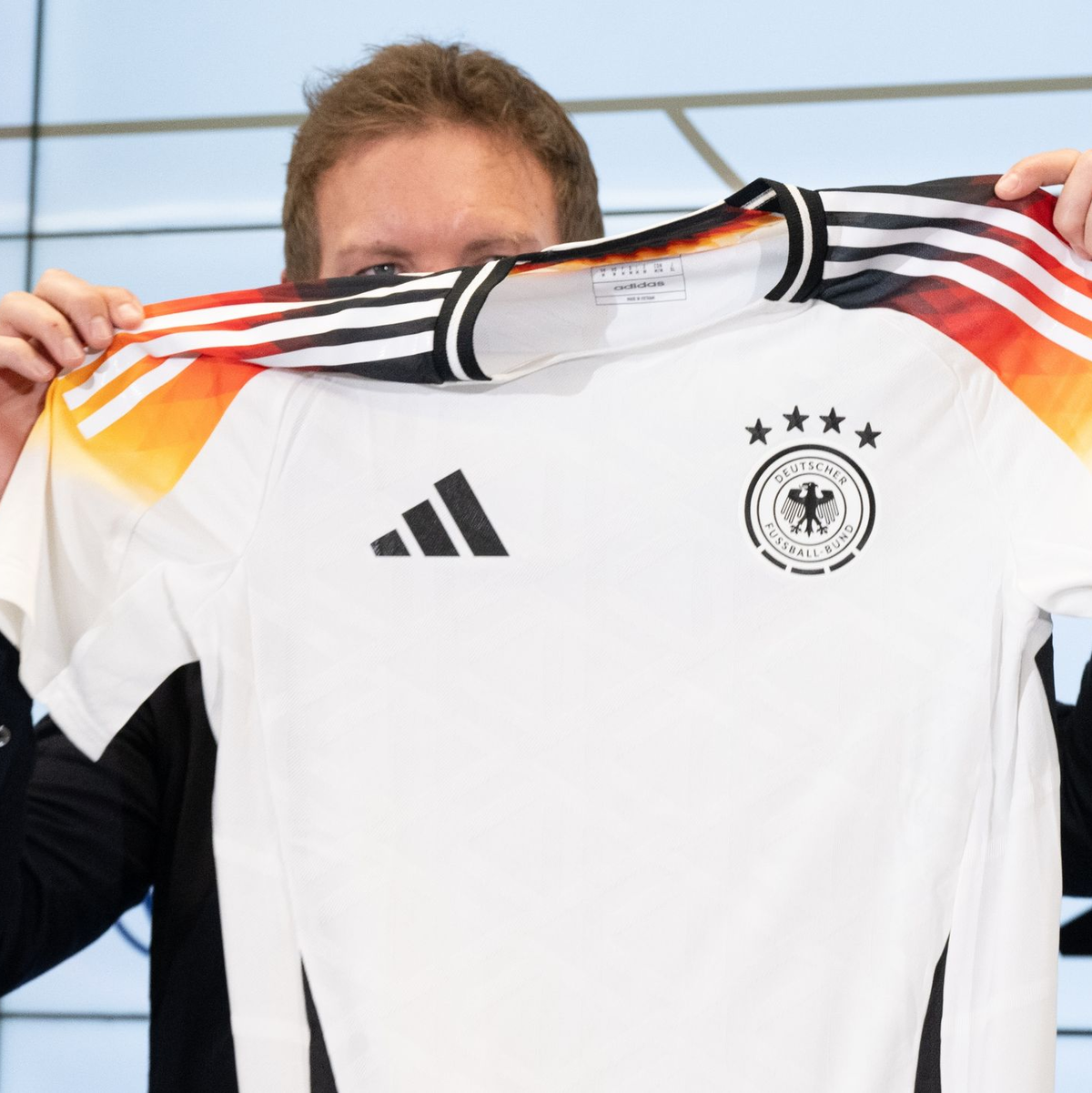 Bundestrainer Julian Nagelsmann und das neue DFB-Trikot von Adidas. - Foto: Boris Roessler/dpa