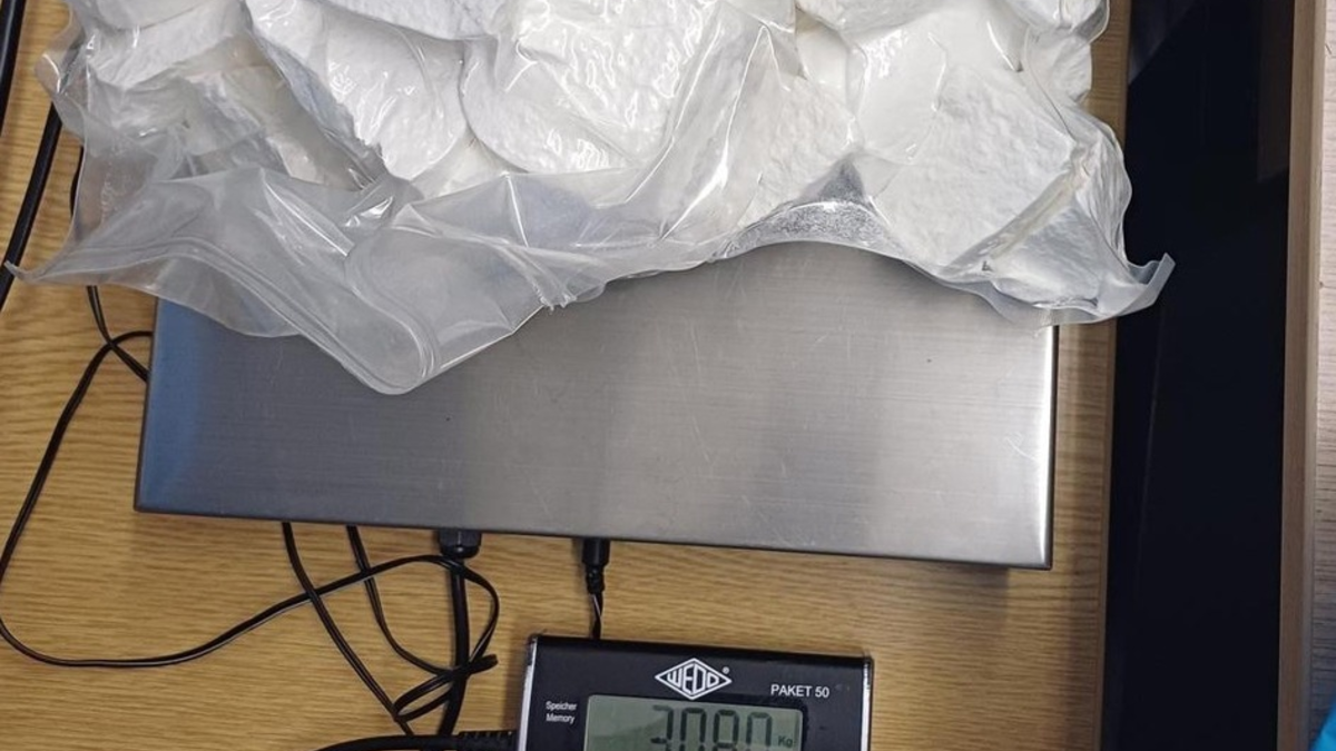 BPOL NRW: Grenzüberschreitendes Polizeiteam stellt 3,06 Kilogramm Kokain auf der Bundesautobahn 3 in Rees sicher - Foto: presseportal.de