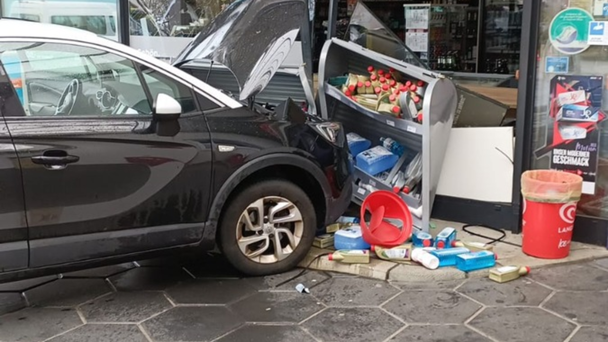 POL-HST: Pkw fährt anscheinend ungebremst in eine Tankstelle - Foto: presseportal.de