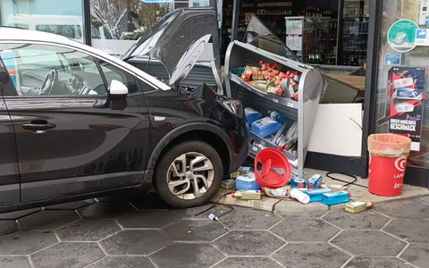 POL-HST: Pkw fährt anscheinend ungebremst in eine Tankstelle - Foto: presseportal.de