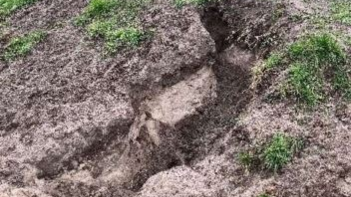 POL-LG: ++ Ehepaar übergibt mehrere tausend Euro an Täter - Polizei mahnt zur Umsicht ++ GPS-Systeme von Traktoren demontiert ++ gebuddeltes Loch am Deich des ESK - Wasserschutzpolizei mahnt ++ - Foto: presseportal.de