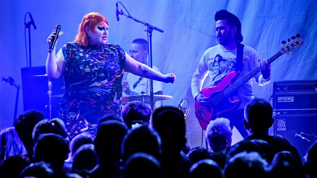 US-Sängerin Beth Ditto und Bassist Ted Kwo in Berlin auf der Bühne. - Bild: Britta Pedersen/dpa