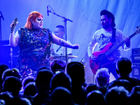 US-Sängerin Beth Ditto und Bassist Ted Kwo in Berlin auf der Bühne. - Foto: Britta Pedersen/dpa