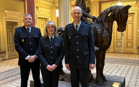BPOLI MD: Feierliche Übergabe der Dienstgeschäfte der Dienststellenleitung der Bundespolizeiinspektion Magdeburg - Foto: presseportal.de BPOLI MD: Feierliche Übergabe der Dienstgeschäfte der Dienststellenleitung der Bundespolizeiinspektion Magdeburg - Foto: presseportal.de