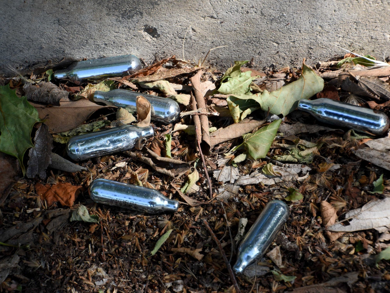 Die Lachgas-Kartuschen enthalten Distickstoffmonoxid. - Foto: Gerard Bottino/Zuma Press/dpa