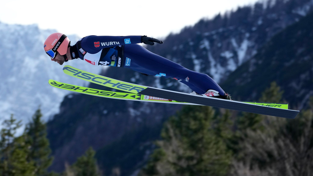 War beim Skifliegen in Planica als Zehnter bester Deutscher: Pius Paschke. - Foto: Darko Bandic/AP/dpa