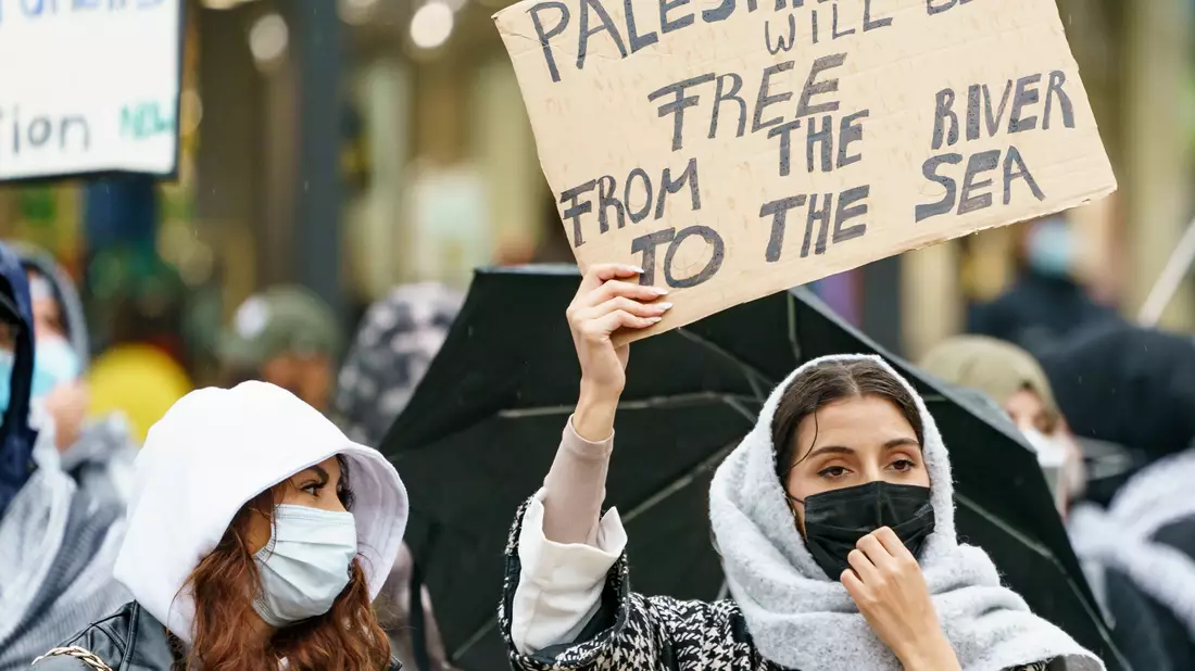Bei einer propalästinensischen Demonstration in Frankfurt darf die Stadt die umstrittene Parole «From the river to the sea» nicht verbieten. - Bild: Axel Heimken/dpa/Symbolbild
