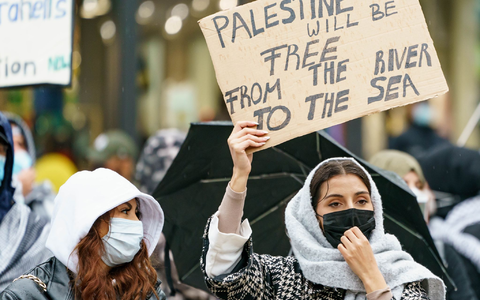 Bei einer propalästinensischen Demonstration in Frankfurt darf die Stadt die umstrittene Parole «From the river to the sea» nicht verbieten. - Foto: Axel Heimken/dpa/Symbolbild
