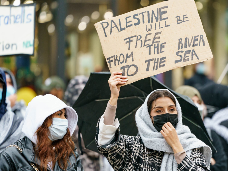 Bei einer propalästinensischen Demonstration in Frankfurt darf die Stadt die umstrittene Parole «From the river to the sea» nicht verbieten. - Foto: Axel Heimken/dpa/Symbolbild