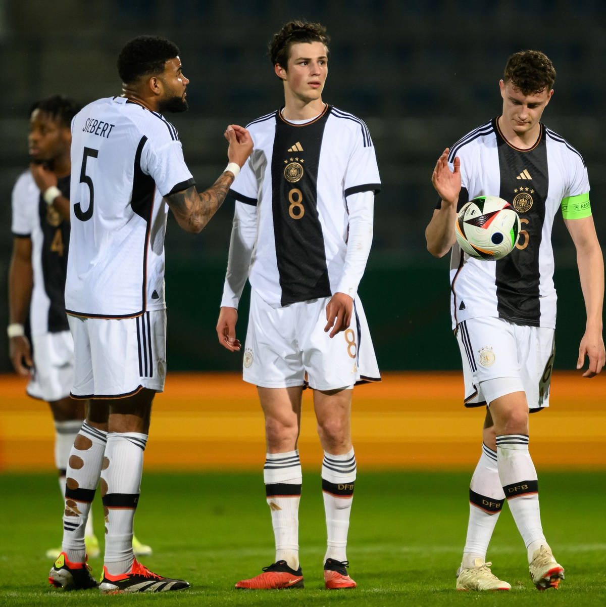 Freut sich auf die nächsten Spiele mit der U21: Trainer Antonio Di Salvo. - Foto: Robert Michael/dpa