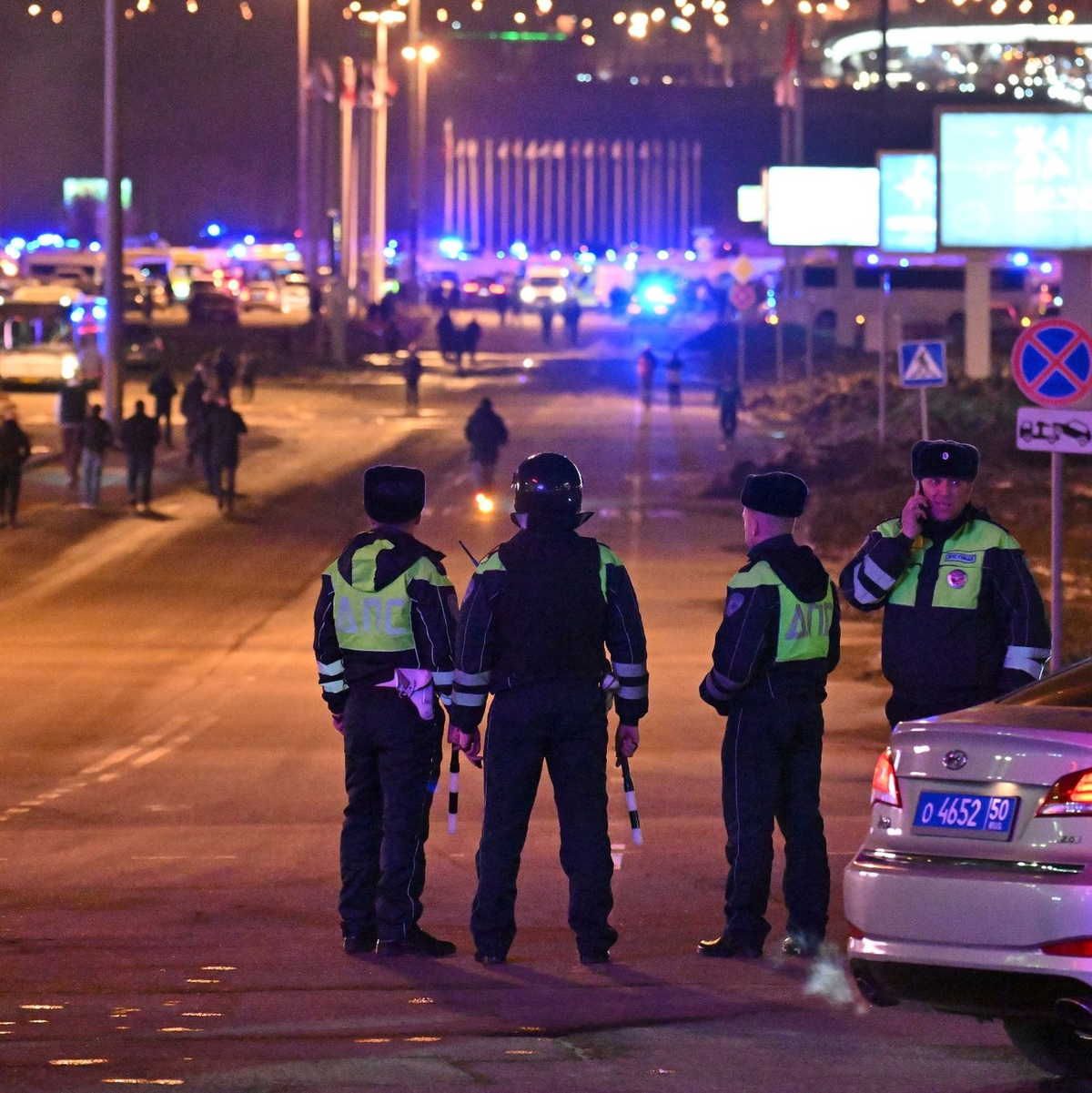 Bei einem Angriff in einer Veranstaltungshalle bei Moskau gibt es Dutzende Tote und Verletzte. - Foto: Dmitry Serebryakov/AP/dpa