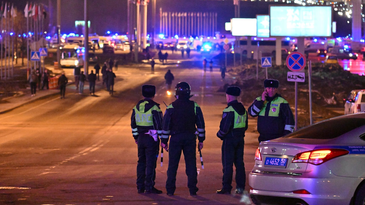 Die Polizei blockiert die Straße zur Crocus City Hall am westlichen Rand von Moskau. Nach dem Angriff in der Region Moskau hat der russische Inlandsgeheimdienst FSB Tote und Verletzte bestätigt. - Foto: Dmitry Serebryakov/AP/dpa