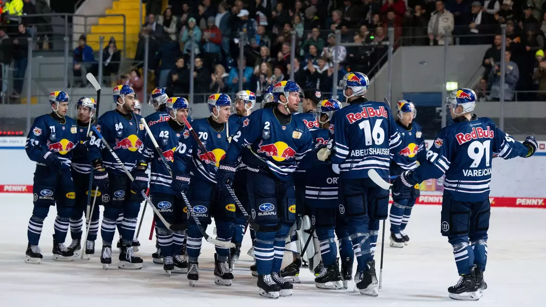 Der EHC Red Bull München hat im Playoff-Halbfinale in Bremerhaven verkürzen können. - Bild: Sven Hoppe/dpa
